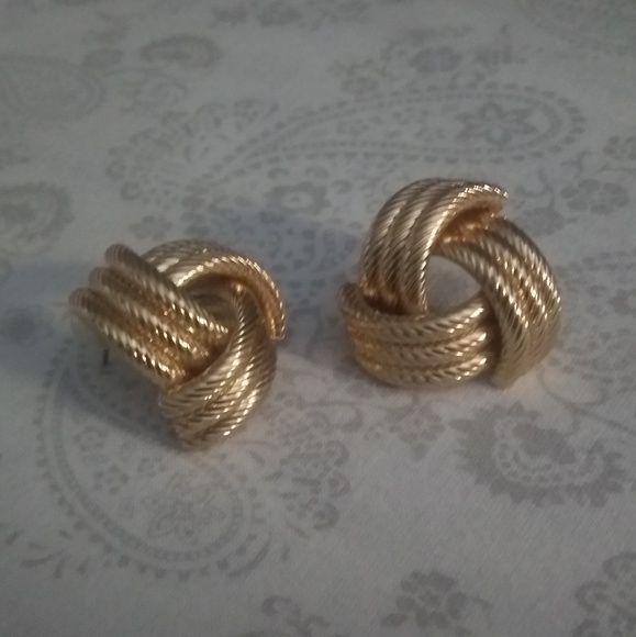 BNWT BEAUTIFUL LG GOLD-TONE KNOT STYLE EARRINGS - Picture 4 of 7